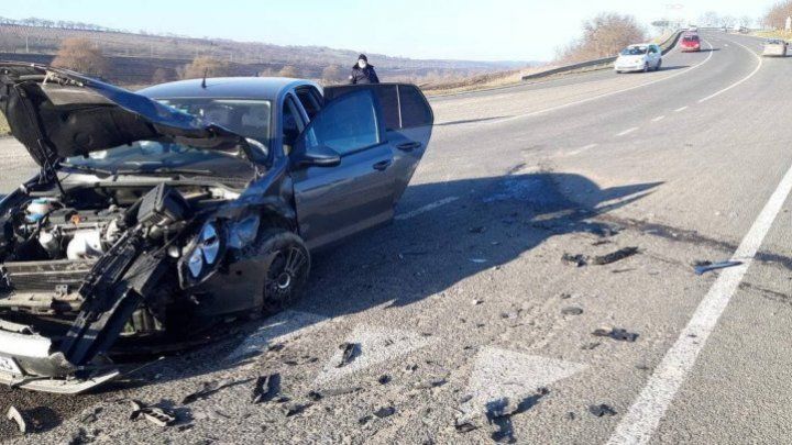 На выезде из Хынчешт столкнулись два авто, 3 человека попали в больницу