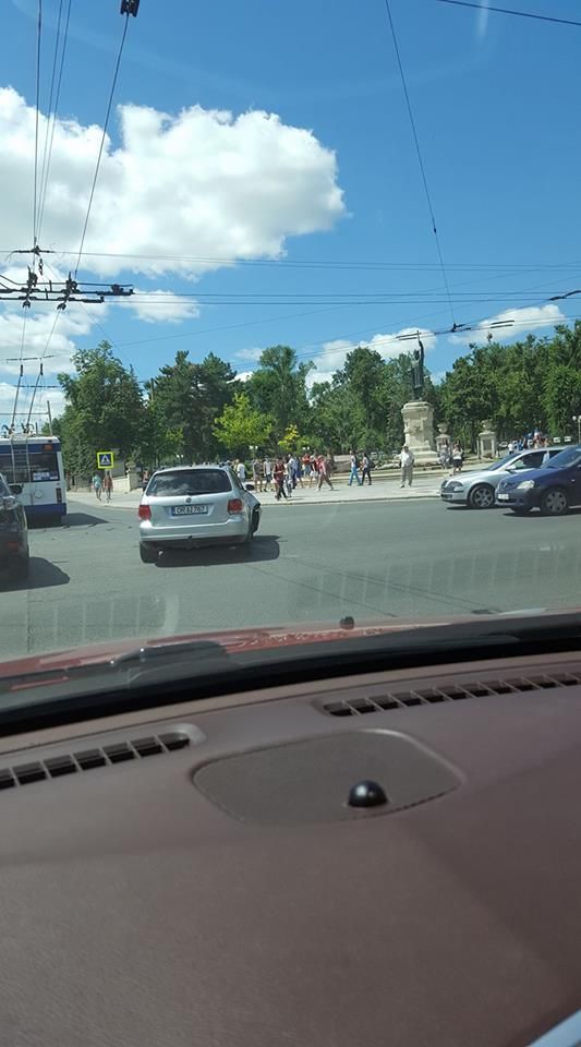 Из-за столкновения двух машин в центре Кишинёва образовались пробки