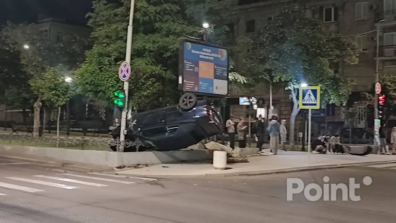 Șoferița unui Range Rover a provocat un accident în Capitală: Un Opel s-a răsturnat