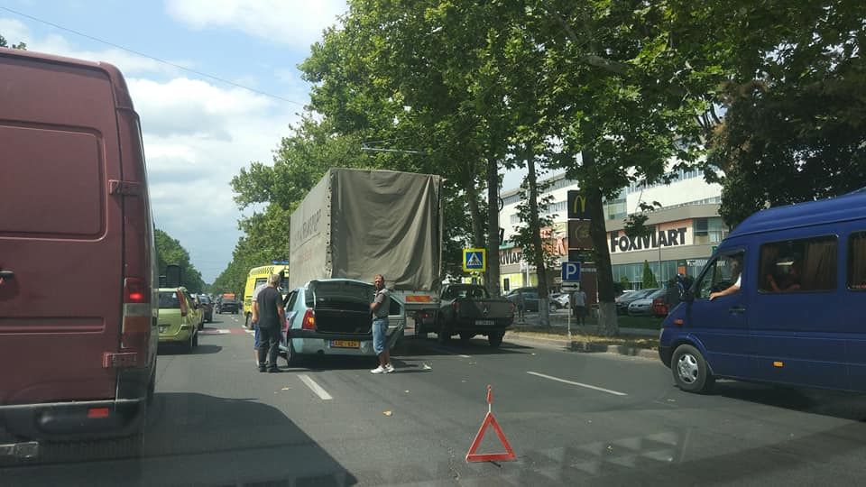 В Кишиневе машина такси влетела под грузовик
