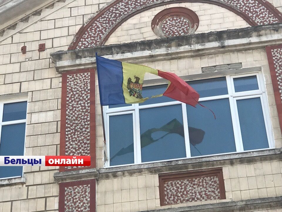 На бельцком роддоме развевается порванный флаг
