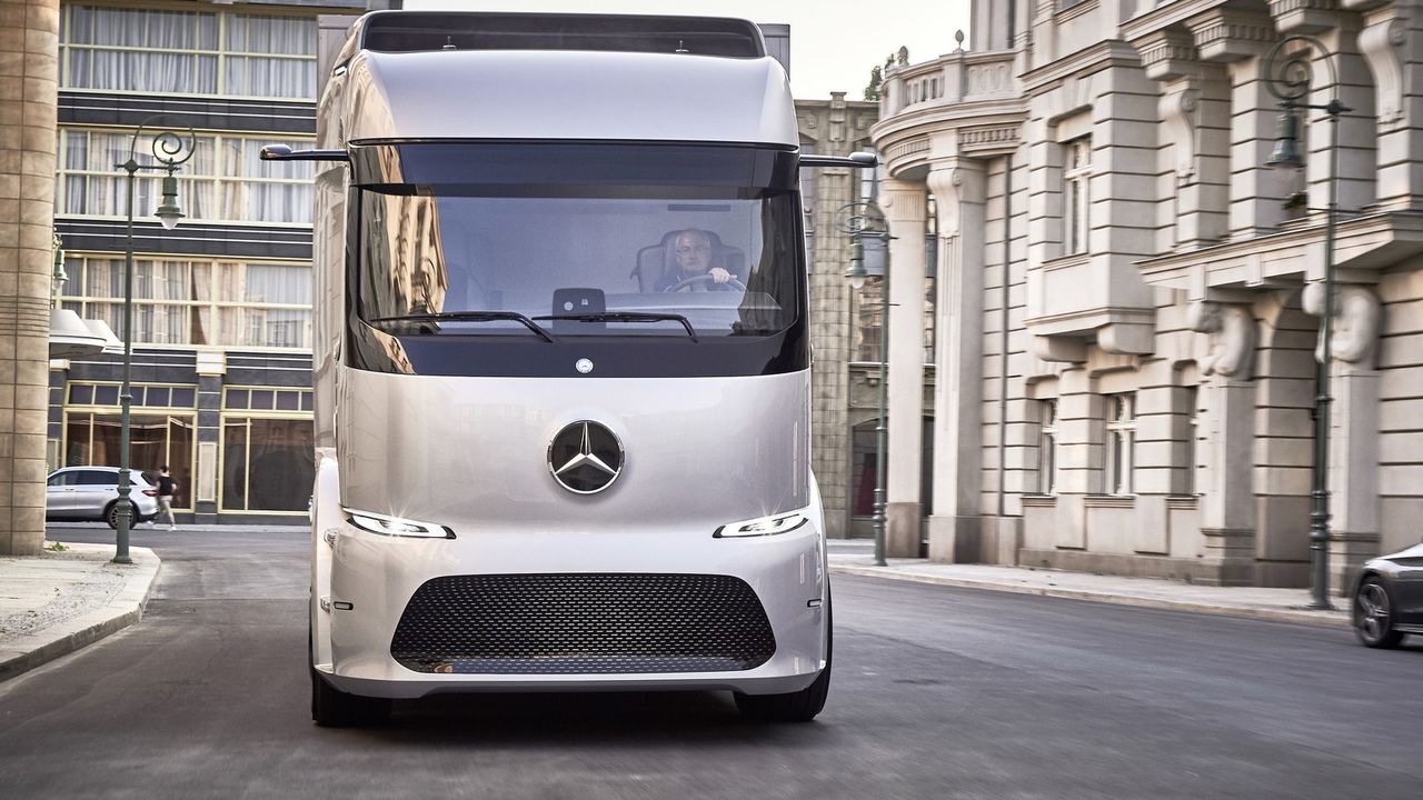 Mercedes начнет продажи сенсационного электрогрузовика