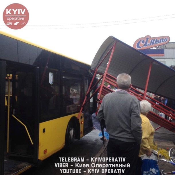 В Киеве автобус въехал в остановку, водитель cбежал