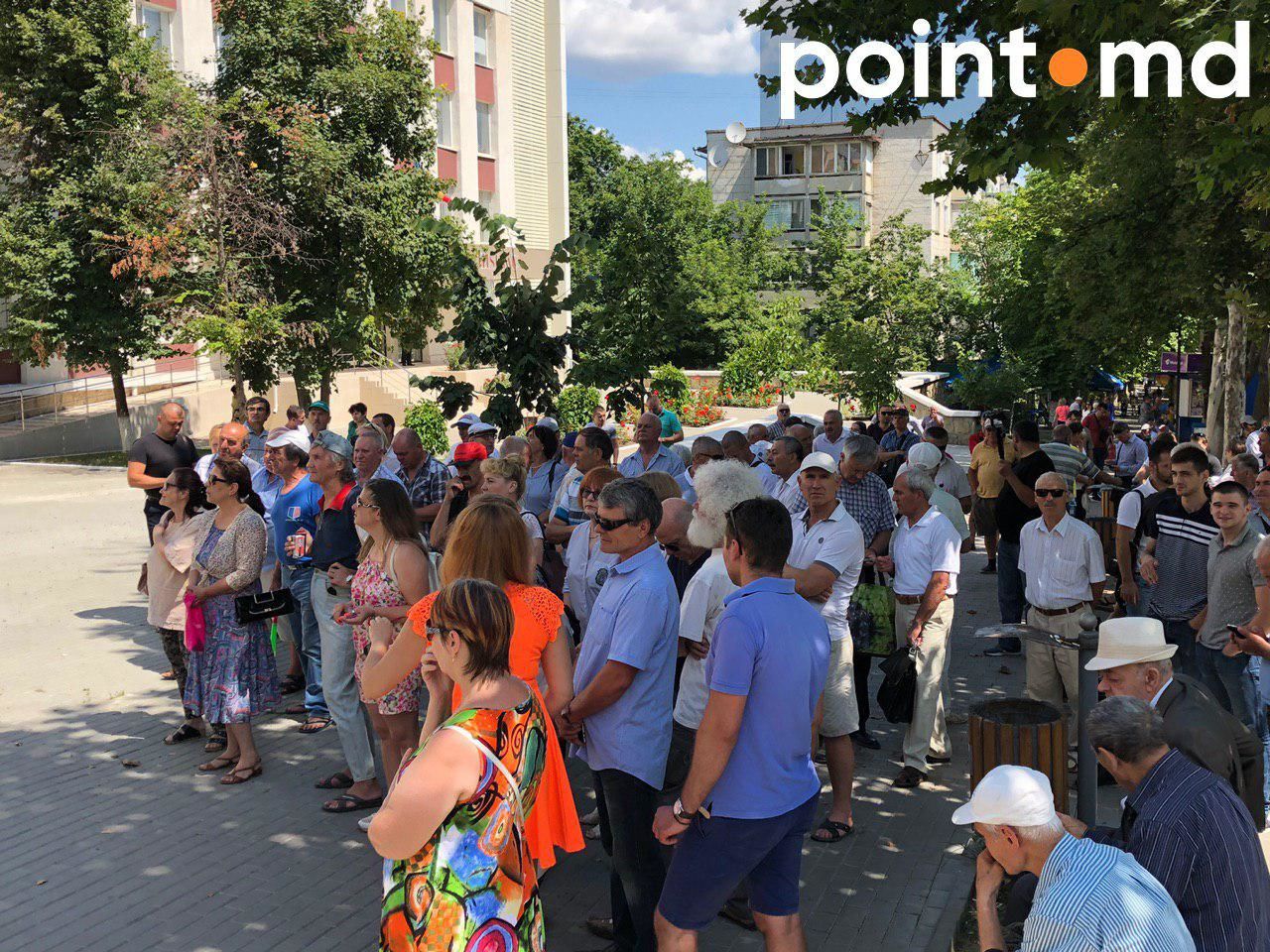 АП рассматривает дело Петика: перед зданием собрались протестующие