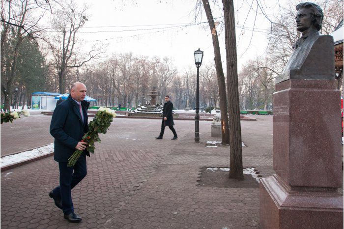 Премьер Павел Филип возложил цветы к бюсту поэта Михая Эминеску