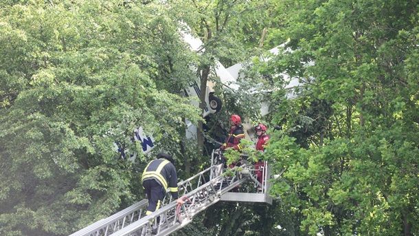 В Германии самолет с людьми застрял на дереве