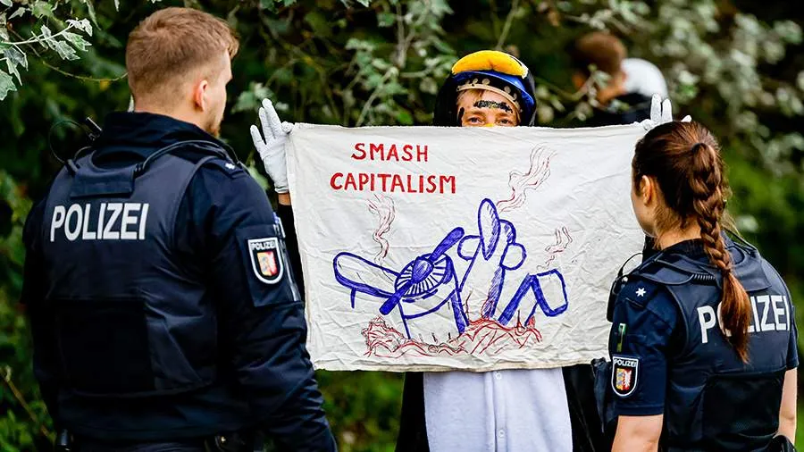 Экоактивисты в костюмах пингвинов устроили протест в аэропорту курорта Германии
