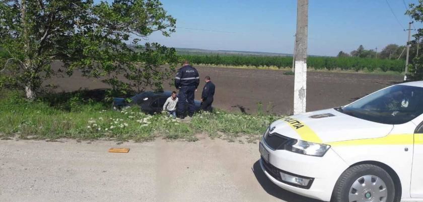 Пьяный водитель из Бричанского района сбил на трассе столб и перевернулся