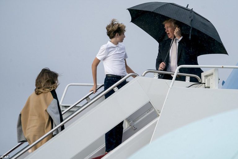 Gestul lipsit de cavalerism al lui Trump. Se acoperă cu o umbrelă în timp ce soţia şi fiul său stau în ploaie