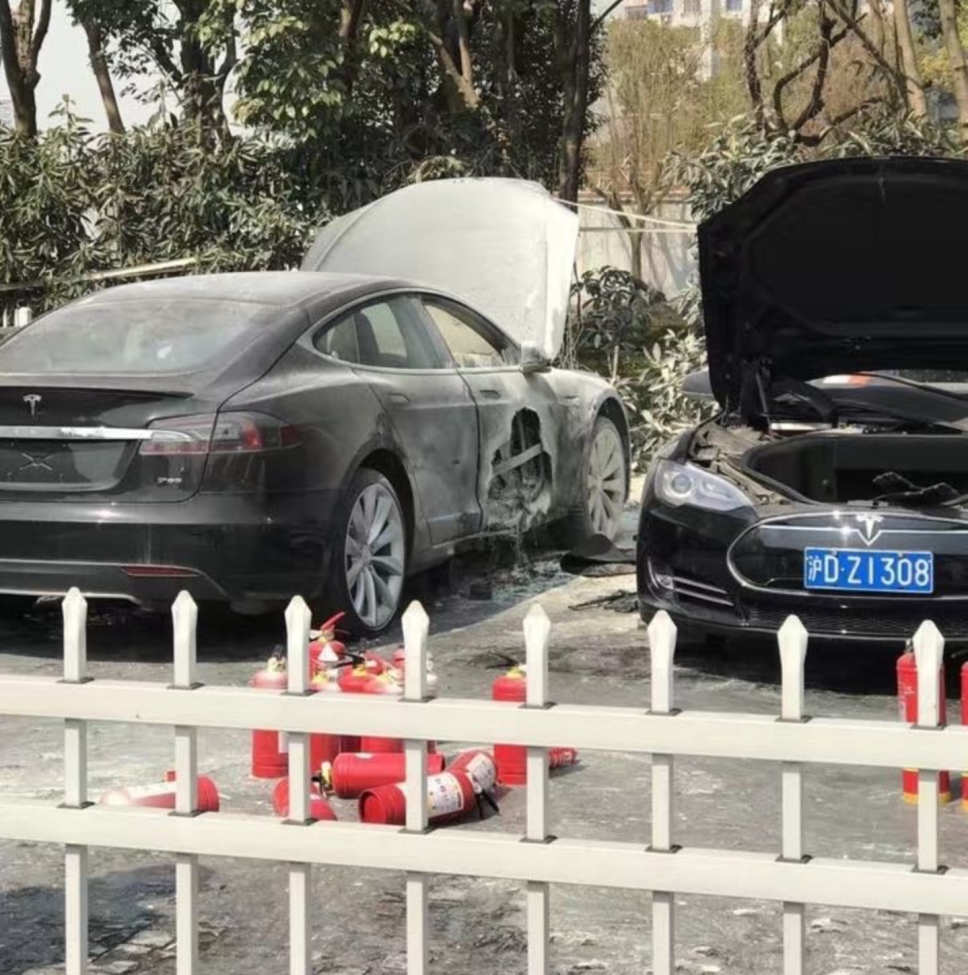 В Китае во время зарядки сгорели две машины Tesla