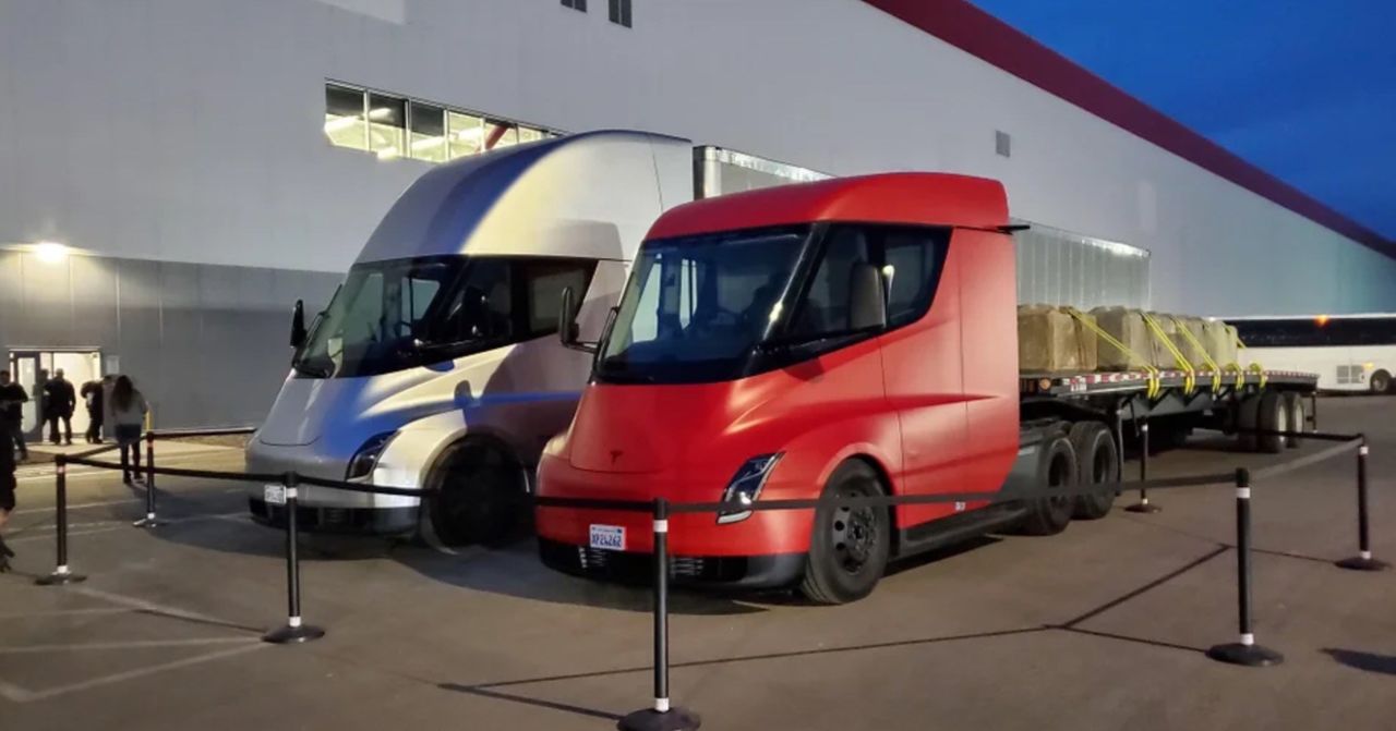 Tesla анонсировала выпуск электрогрузовика Semi