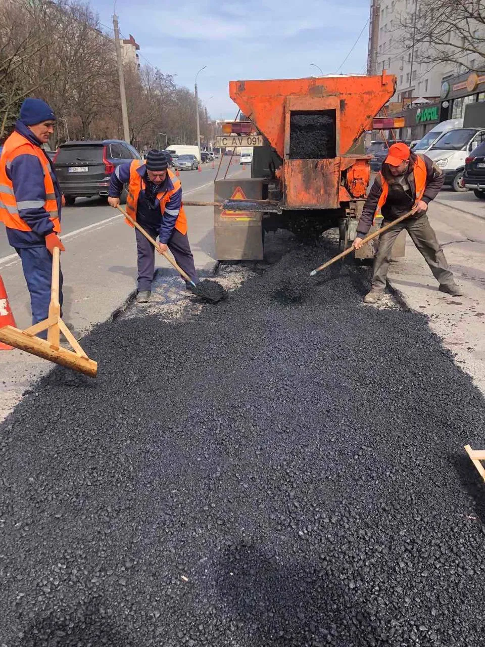 Выбоины на дорогах Кишинева заделывают горячим асфальтом