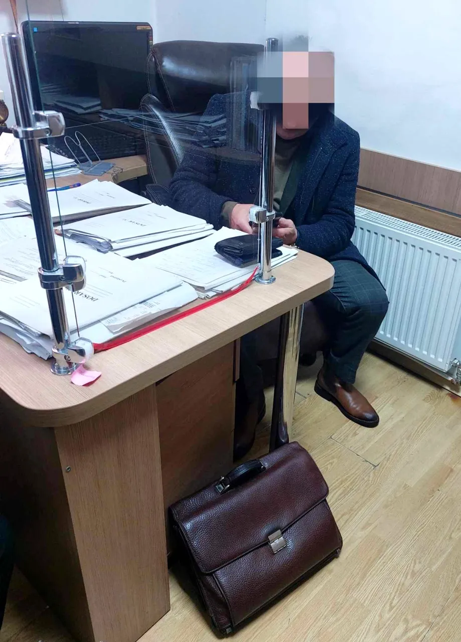 НЦБК провел обыски у адвоката, подозреваемого в извлечении выгоды из влияния