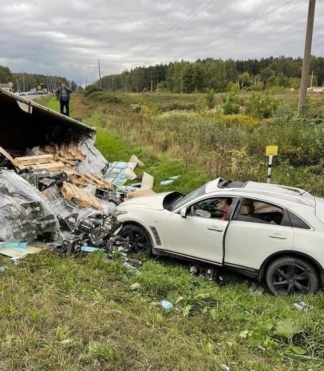 Фура с шампанским перевернулась под Москвой