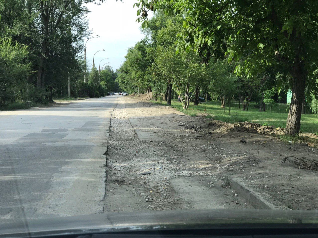 Автомобилисты стали парковаться прямо в парке на Скулянке