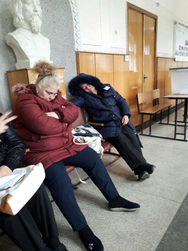 На участке в Бельцах засняли спящих наблюдателей