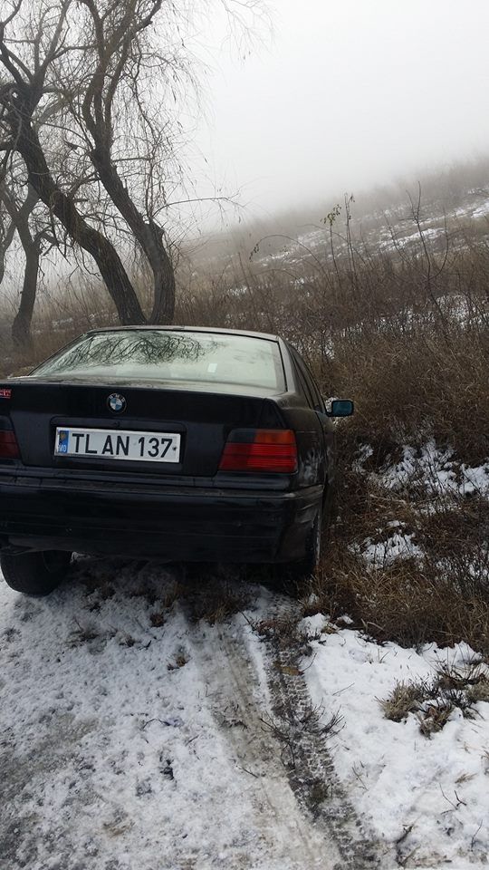 Soferul unui BMW a derapat pe sosea si a ajuns cu masina intr-un sant