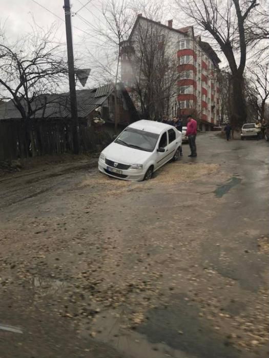 В Кишиневе Dacia провалилась в яму посреди дороги