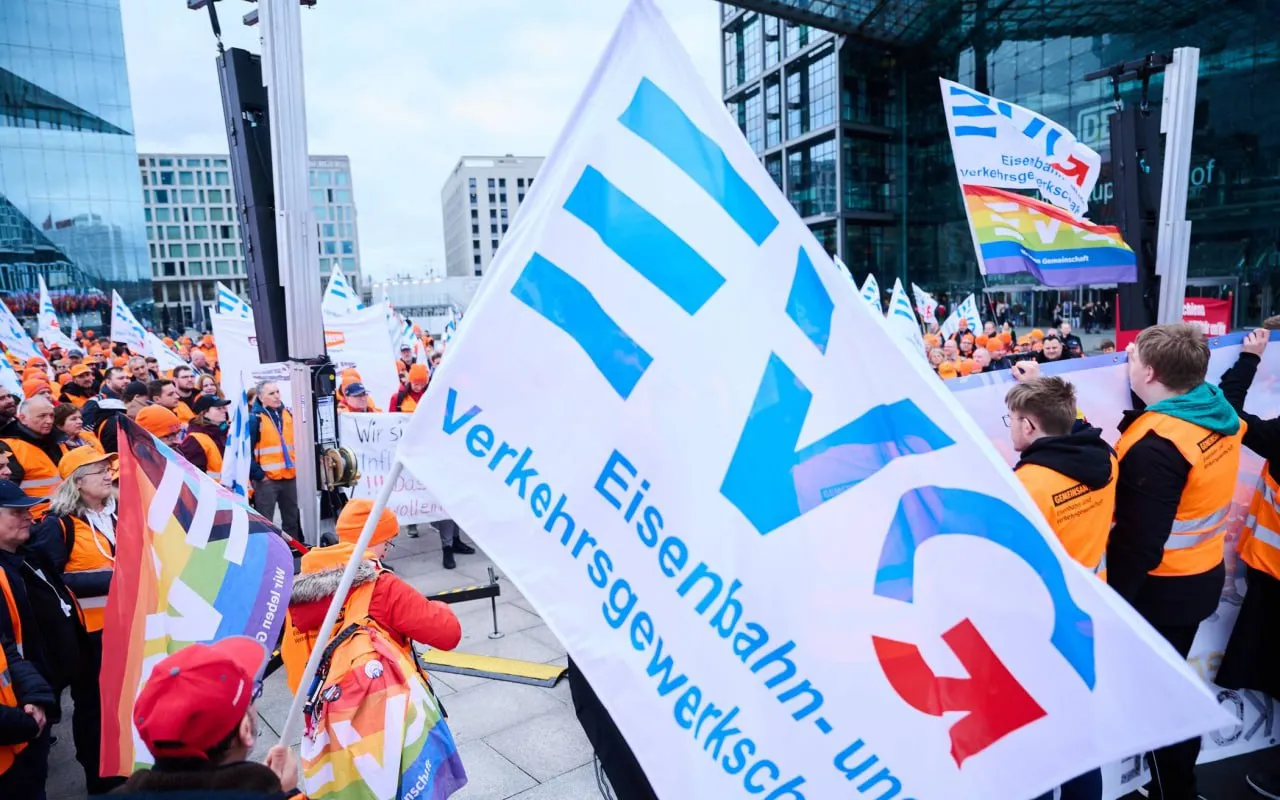 Немецкие железнодорожники готовят забастовку, грозящую отменой большинства поездов