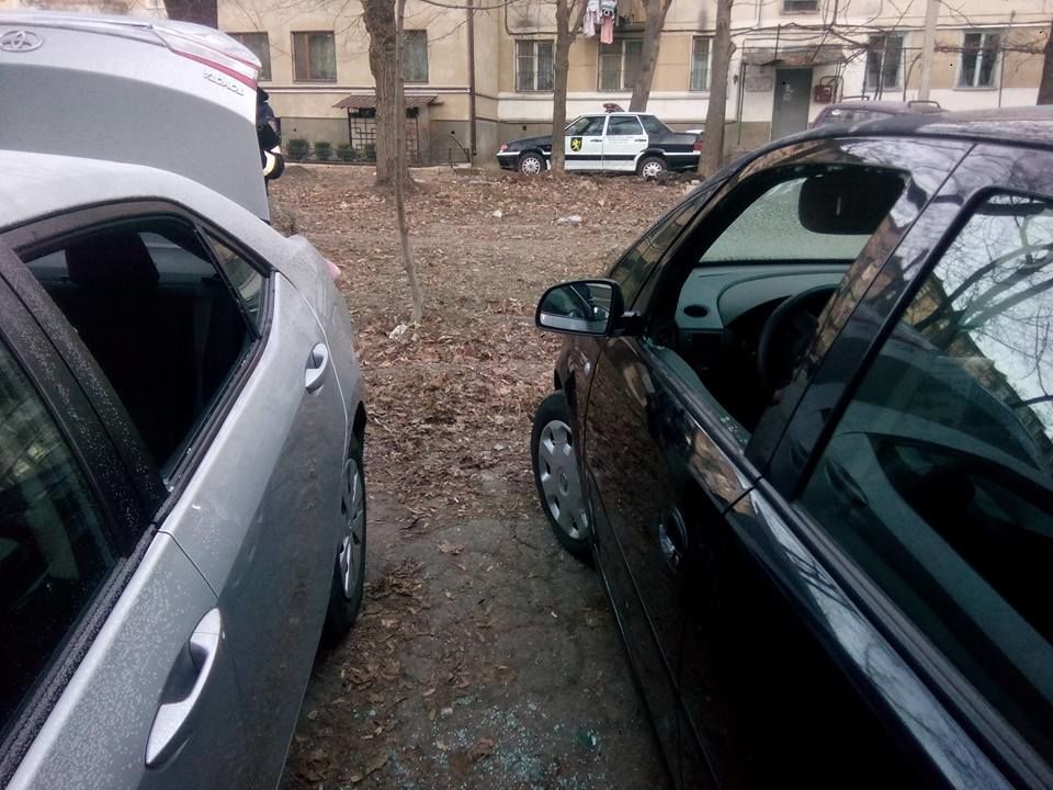 Mai multe maşini au fost sparte noaptea trecută în Capitală