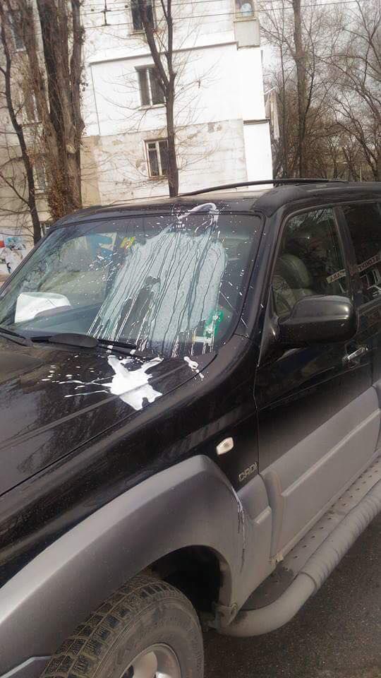 В Кишиневе машину облили кефиром за парковку в неположенном месте
