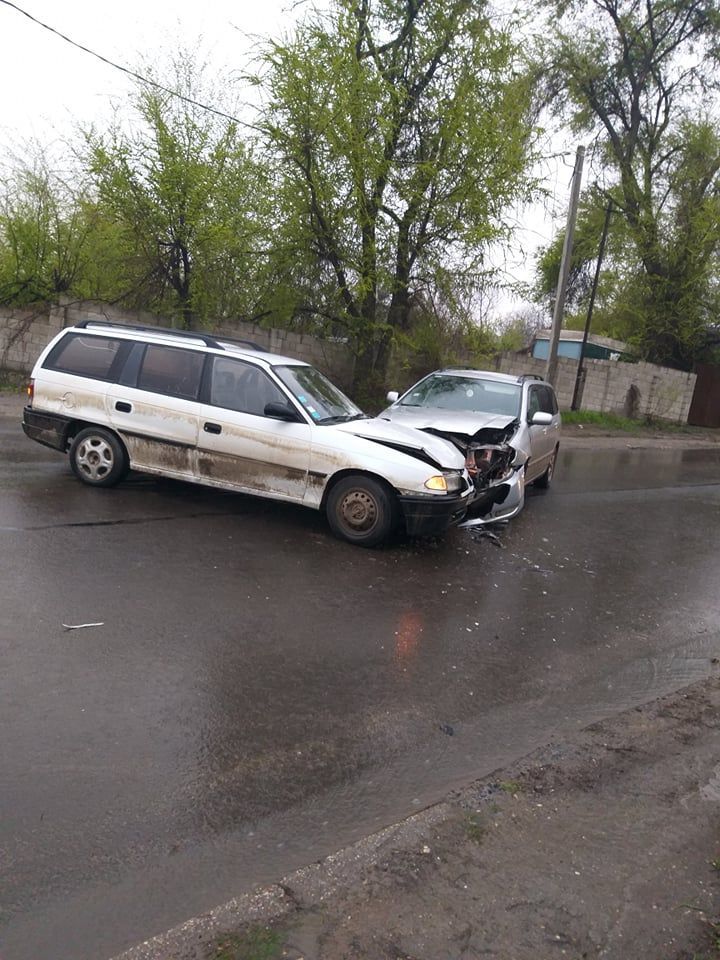 На столичном перекрестке столкнулись два легковых автомобиля
