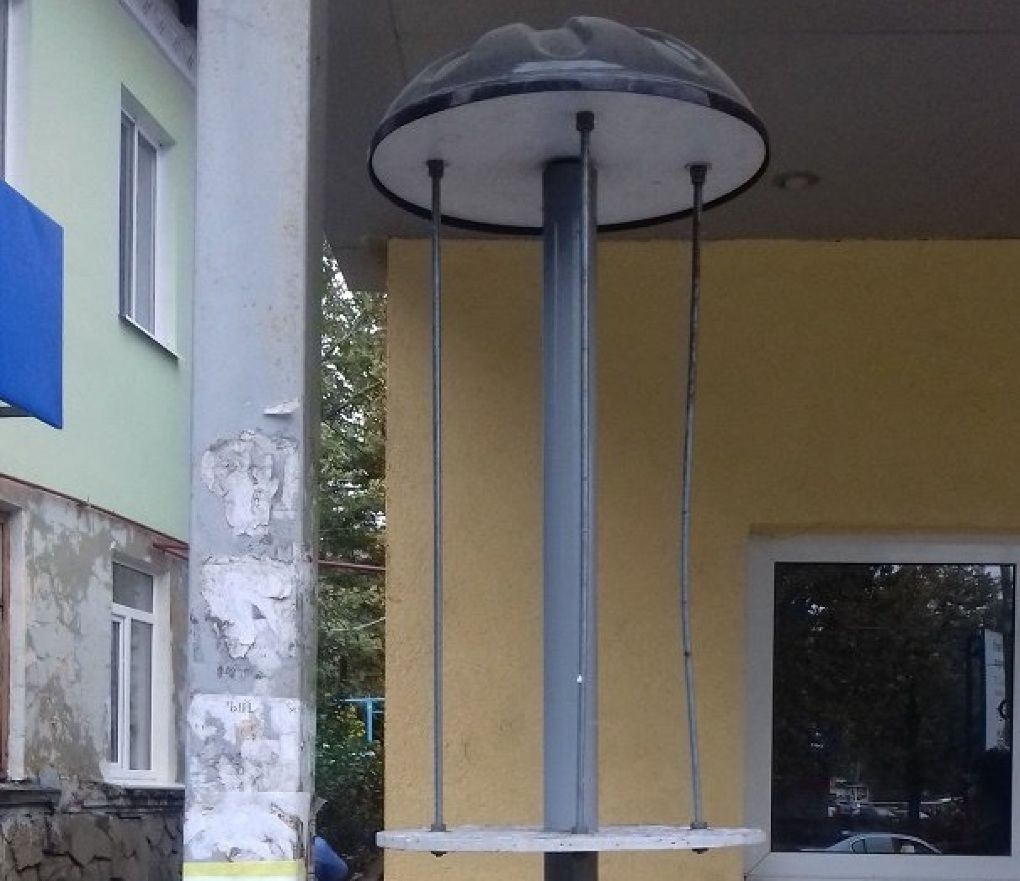 От информационного панно на остановке "Барьера Скулень" остался лишь остов