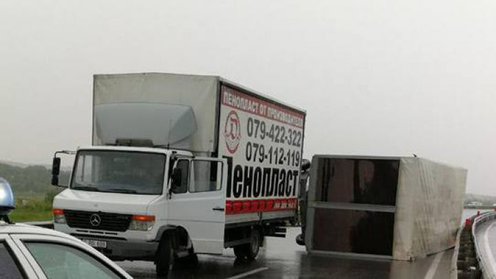 Furtună violentă: O remorcă, răsturnată de vântul puternic