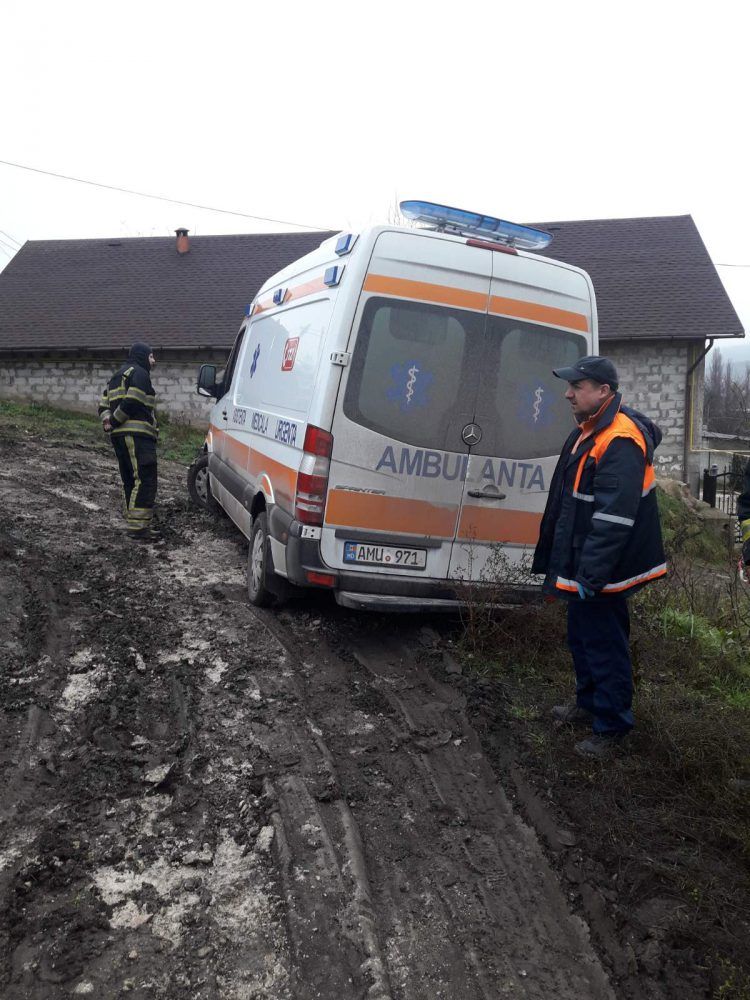 Спасатели пришли на помощь застрявшим на дороге водителям, в том числе и скорой помощи