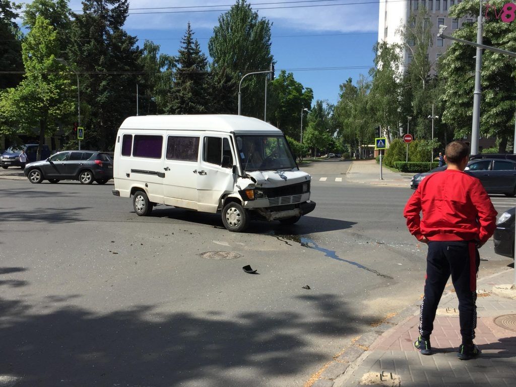 У здания президентуры столкнулись два автомобиля