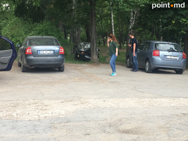 На Буюканах BMW въехал в парк, врезался в дерево и скрылся