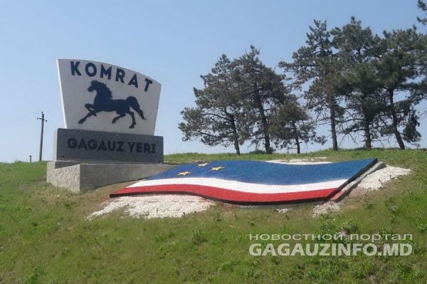 La intrarea în Comrat a fost instalat drapelul Găgăuziei