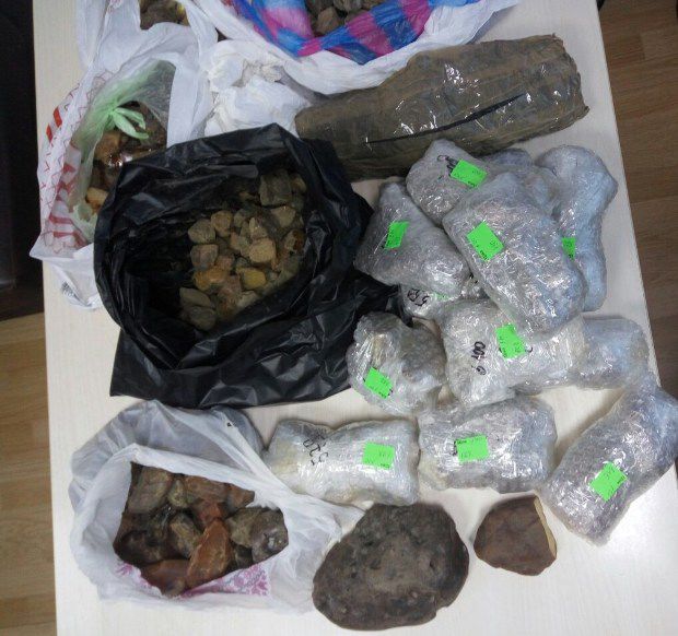 La aeroport cu 62,6 kg de chihlimbar în valize. Doi cetățeni moldoveni și unul ucrainean, reținuți și cercetați penal