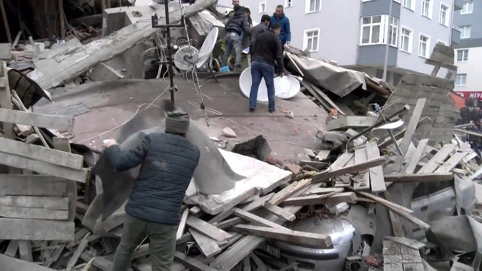 В Стамбуле рухнуло шестиэтажное здание