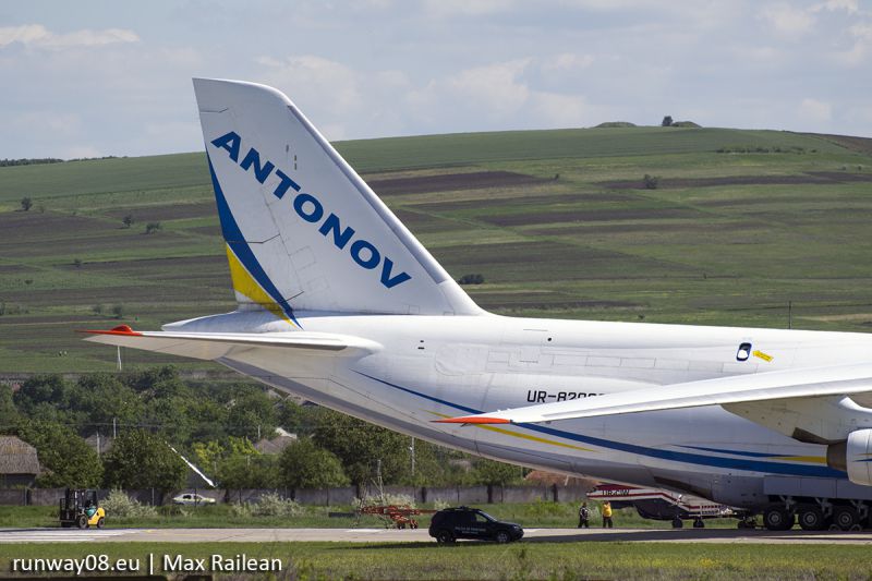 Un avion gigantic, la Mărculești: Mai multe elicoptere, încărcate la bord