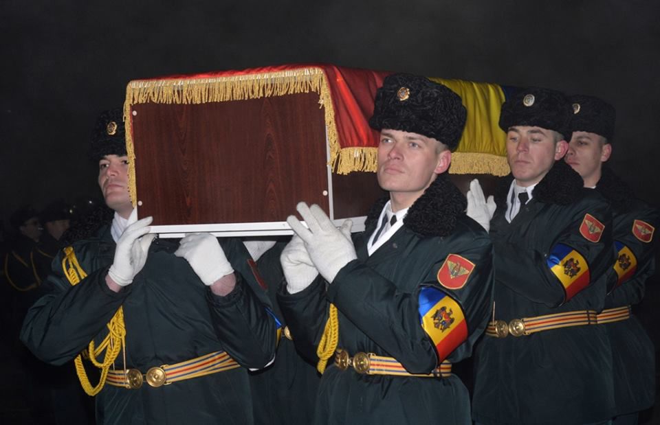Corpul neînsuflețit al colonelului moldovean, decedat în Ucraina, a fost adus acasă