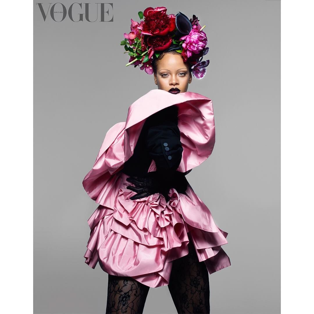 Рианна без бровей попала на обложку Vogue