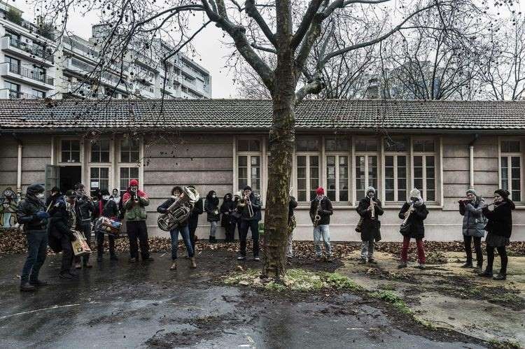 Около 300 мигрантов захватили детсад в Париже, требуя укрытия от холода