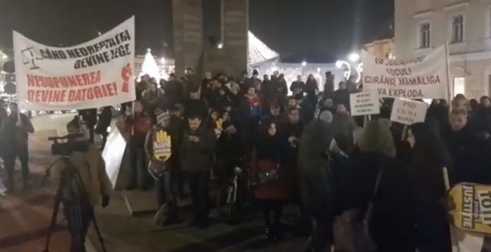 România: Incidente între protestatari şi jandarmi la Parlament