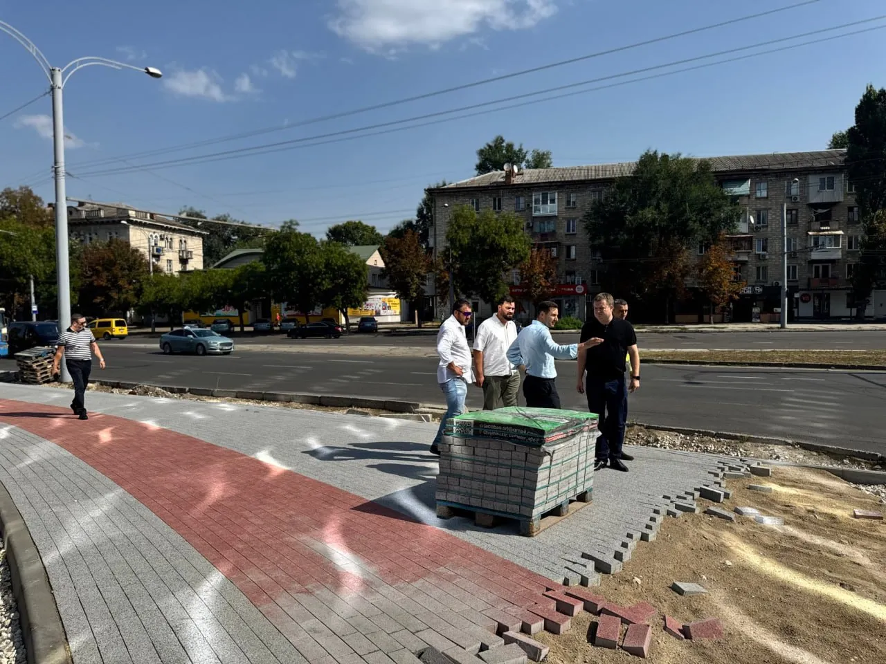 Lucrările de reabilitare a trotuarului de pe bulevardul Iuri Gagarin avansează