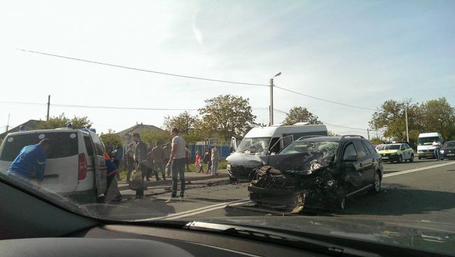 Grav accident la Peresecina: Un microbuz cu pasageri s-a ciocnit cu o Toyota