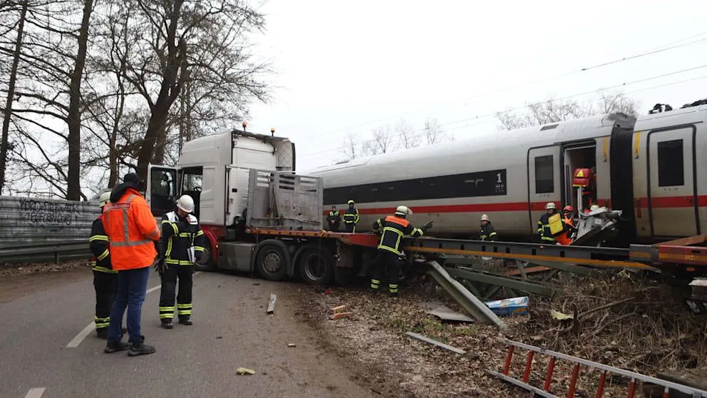 Un tren de mare viteză cu 300 de pasageri s-a ciocnit cu un camion în Germania