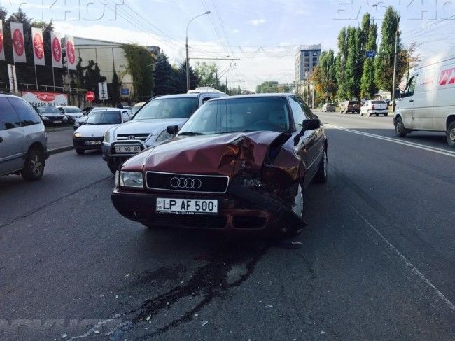 На улице Михай Витязул произошла цепная авария с участием 5 машин