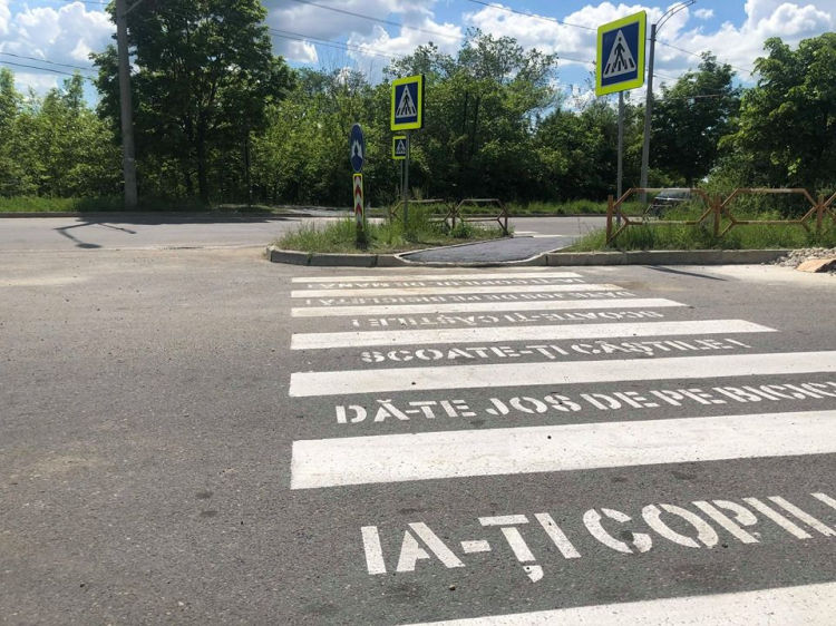 Рабочие исправили промах, допущенный при нанесении дорожной разметки с надписями