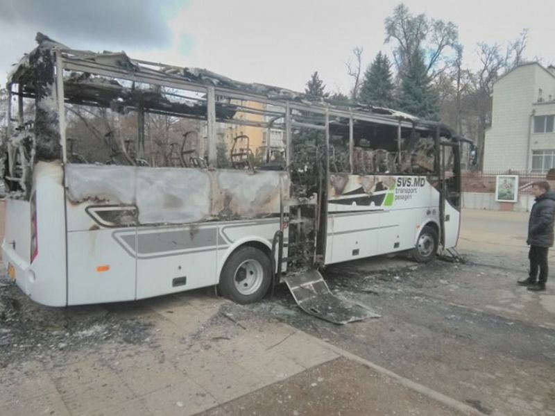 В Кишиневе на парковке сгорел пассажирский автобус