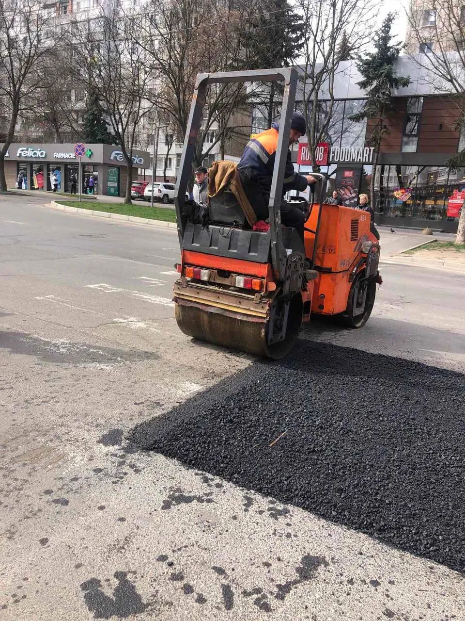 Выбоины на дорогах Кишинева заделывают горячим асфальтом