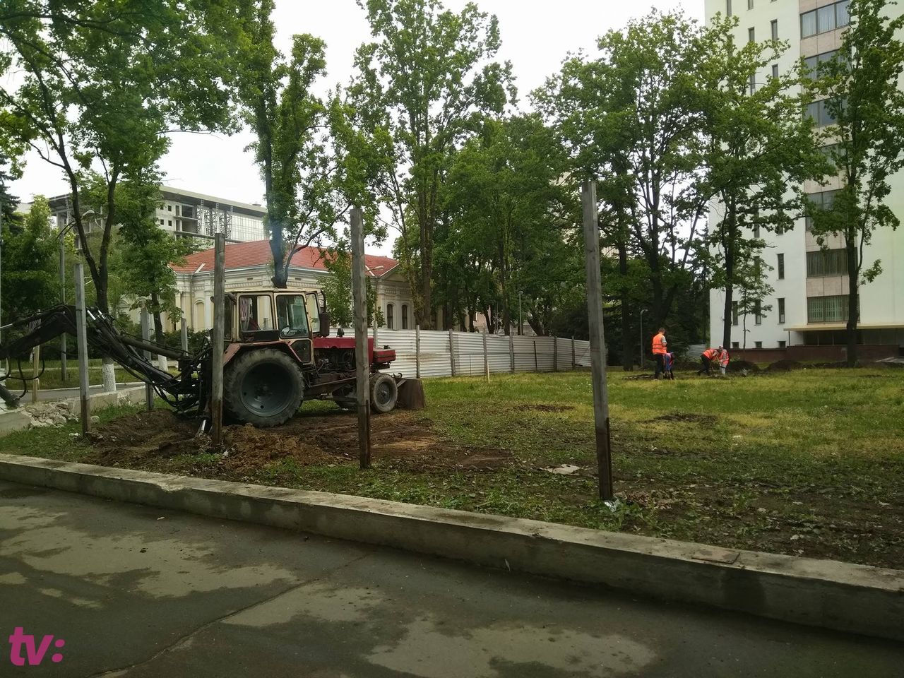 Ограда вокруг парламента снесена
