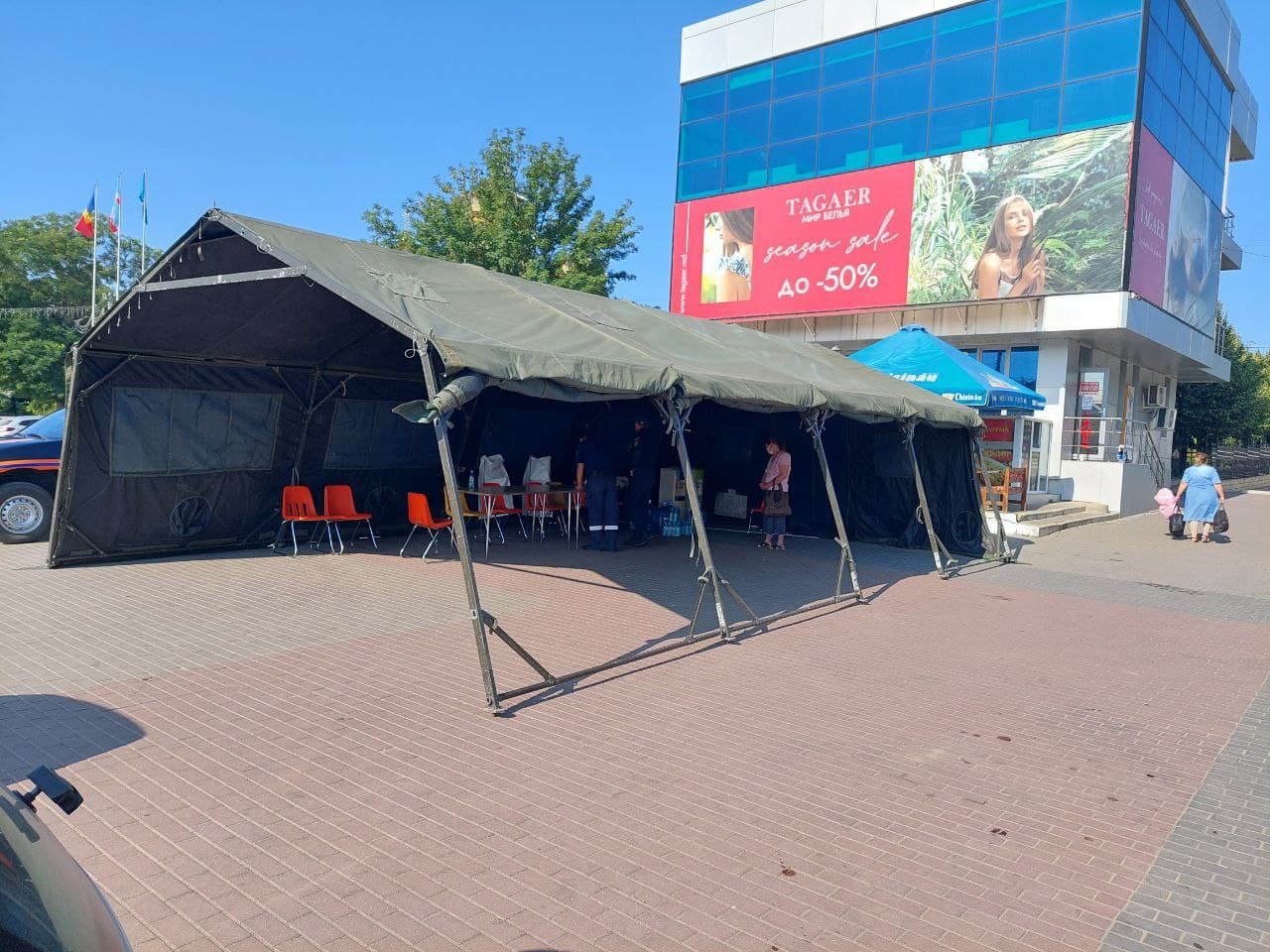 В Комрате установили палатку, где люди могут выпить воды и отдохнуть