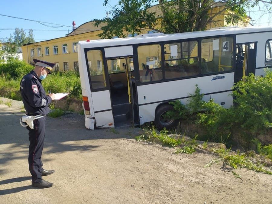 Шесть человек погибли в ДТП со служебным автобусом в Свердловской области РФ