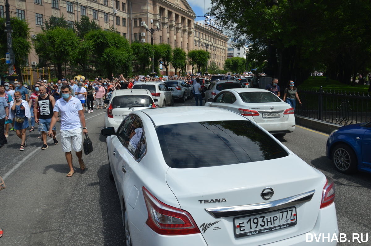 Жители Хабаровска вышли на акцию в поддержку арестованного губернатора